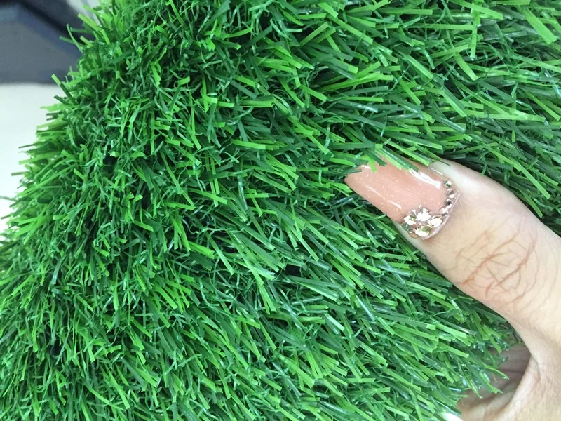 Mua cỏ nhân tạo tại đại lý được kiểm tra mẫu thực tế