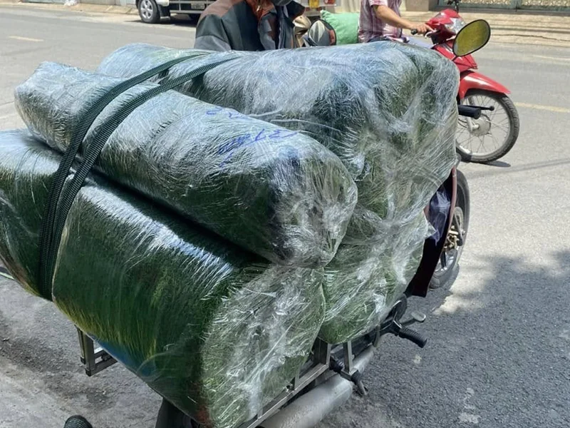 Đơn hàng nhỏ có thể cuộn gọn lại khổ 1 mét vận chuyển bằng xe máy