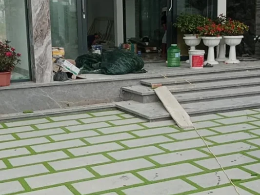 Cỏ nhân tạo lót kẽ gạch sân vườn xanh
