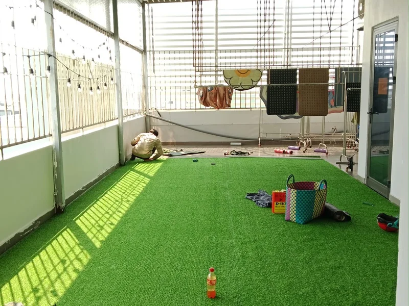 Thi công dán thảm cỏ nhân tạo đúng cách