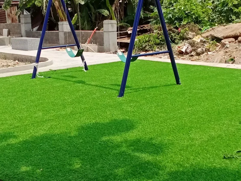 Hoàn thiện sân vườn bằng cỏ nhân tạo đẹp mắt