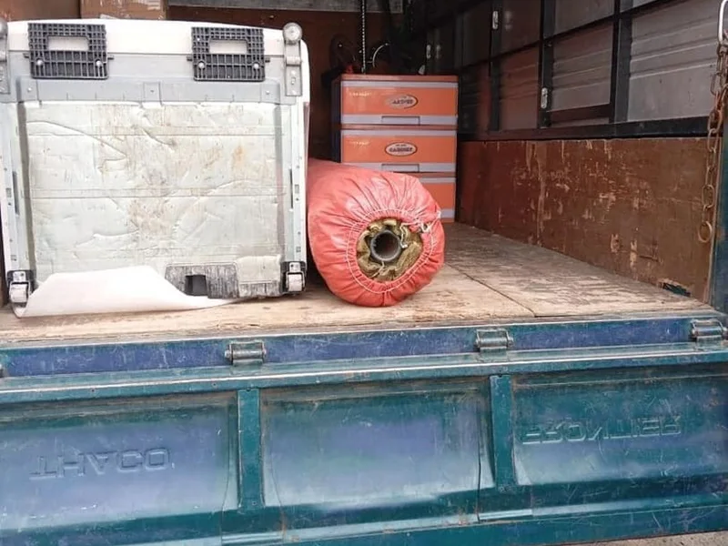 Đơn lớn thường để nguyên cuộn vận chuyển bằng xe khách hoặc xe tải