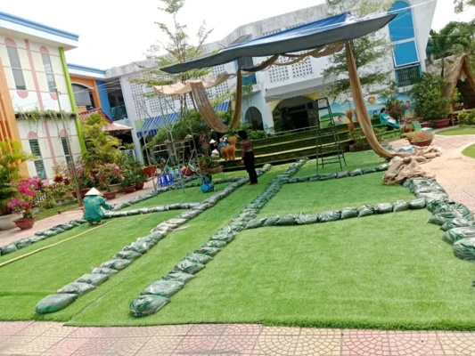 Thi công cỏ nhân tạo đúng cách để tăng độ bền