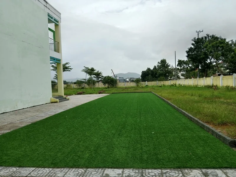 Thảm cỏ nhân tạo làm sân vườn xanh, đẹp mắt