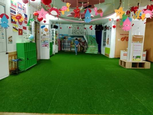Không gian xanh với thảm cỏ nhân tạo