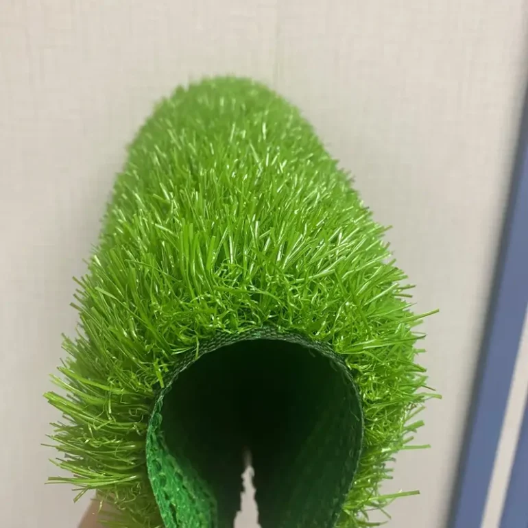 Cỏ dày, êm ái, bề mặt mịn màng