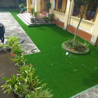 Thảm cỏ nhân tạo ngày càng nhiều trong khuôn viên gia đình