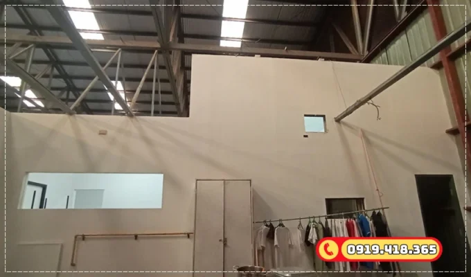 Bức tường trước khi phủ xanh