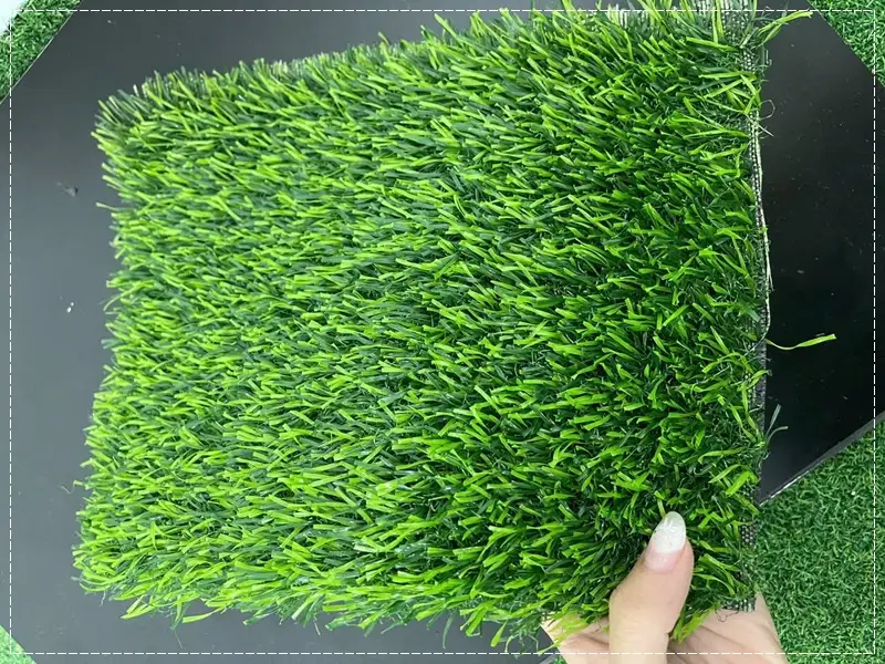 Nhận biết 1 loại thảm cỏ nhân tạo tốt khi cảm nhận