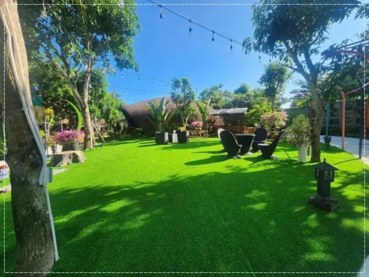 Vệ sinh thảm cỏ nhân tạo đúng cách