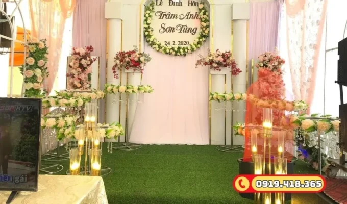 Cỏ nhân tạo làm nền cho khu vực sân khấu lễ cưới lung linh.