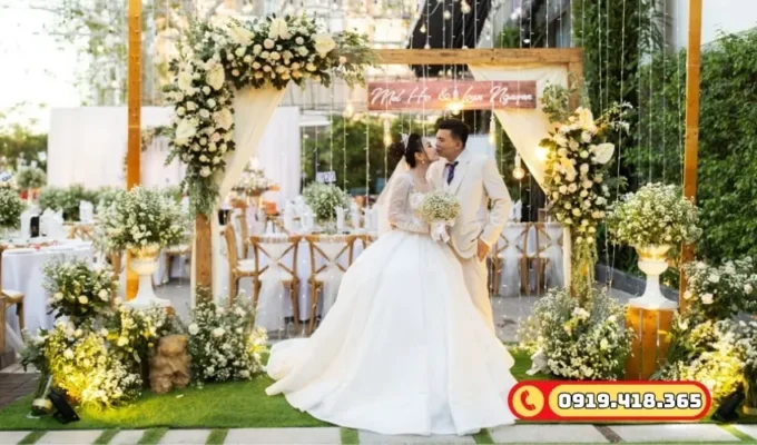 Trang trí lễ đường cưới bằng thảm cỏ nhân tạo tinh tế.