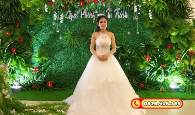 Cỏ nhân tạo lót khu vực chụp ảnh cưới đẹp tự nhiên.