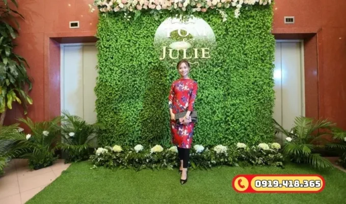 Trang trí sảnh cưới bằng tường cỏ nhân tạo kết hợp hoa lụa.
