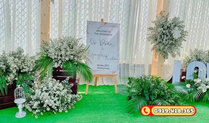 Không gian cưới sân vườn sang trọng với thảm cỏ nhân tạo xanh mát.
