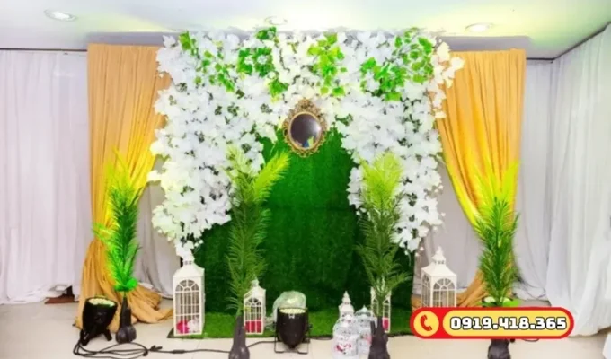 Cỏ nhân tạo trang trí backdrop tiệc cưới phong cách sang trọng.