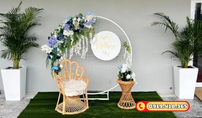 Cỏ nhân tạo trang trí khu vực sân khấu cưới phong cách ngọt ngào.