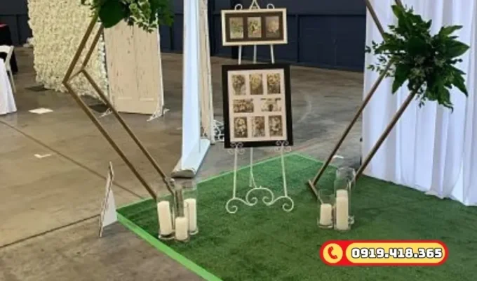 Thảm cỏ nhân tạo lót khu vực sân khấu cưới đẹp ấn tượng.