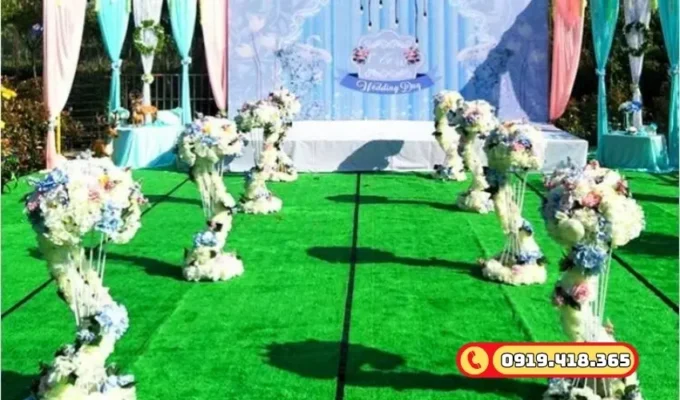 Lối đi cô dâu trải thảm cỏ nhân tạo tạo cảm giác gần gũi thiên nhiên.