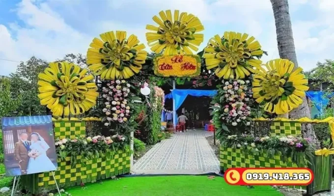 Thảm cỏ nhân tạo đám cưới kết hợp hoa tươi tạo không gian lãng mạn.
