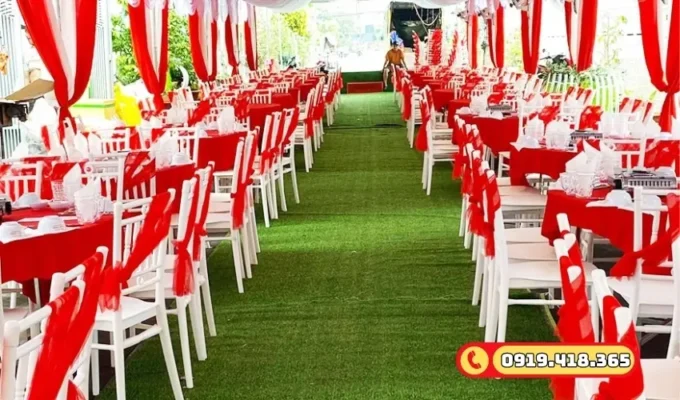 Thảm cỏ nhân tạo đám cưới tạo nền xanh tự nhiên cho khung ảnh.