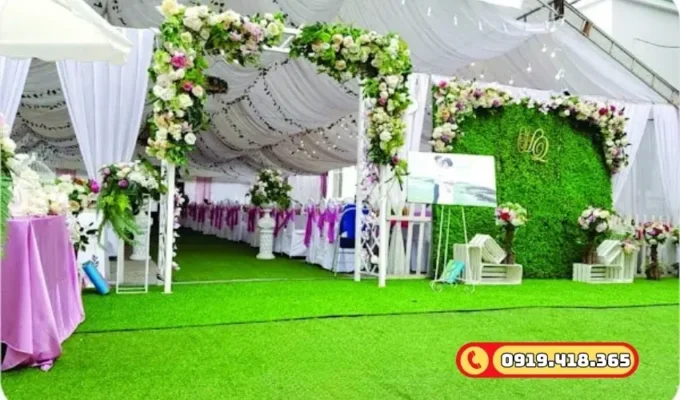 Thảm cỏ nhân tạo đám cưới màu xanh tự nhiên, tạo điểm nhấn ấn tượng.