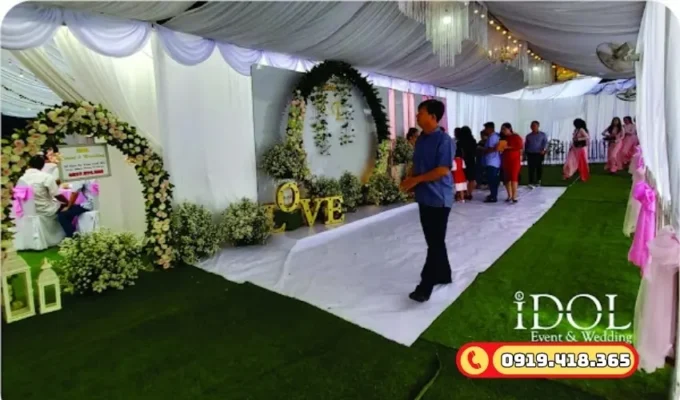 Lát cỏ nhân tạo làm lối đi tiệc cưới phong cách cổ điển.