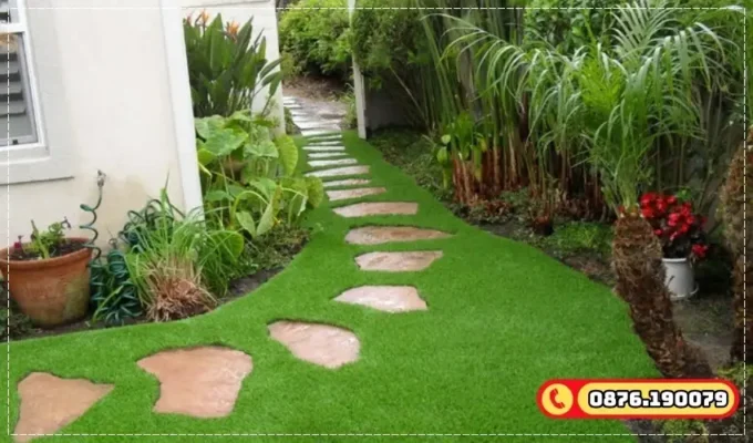 Cỏ nhân tạo xen kẽ cây cảnh thật
