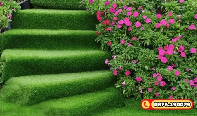 Thảm cỏ nhân tạo thiết kế cầu thang ngoài trời, kết hợp với hoa
