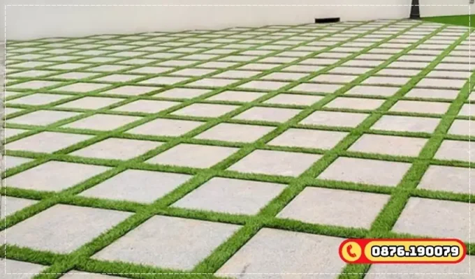 Thiết kế sân vườn bằng cỏ nhân tạo lót kẽ gạch