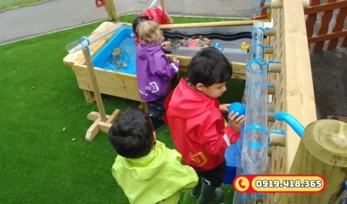 Cỏ nhân tạo thư viện mầm non giúp trẻ thoải mái đọc và chơi.