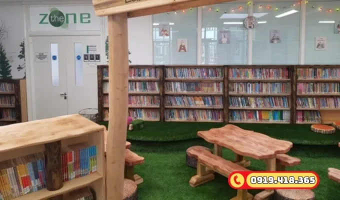 Cỏ nhân tạo trải nền khu đọc sách ngoài trời của trường học.