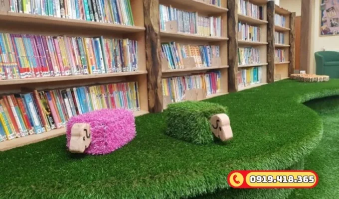 Cỏ nhân tạo làm nền thư viện giúp giảm tiếng ồn và tăng tính thẩm mỹ.