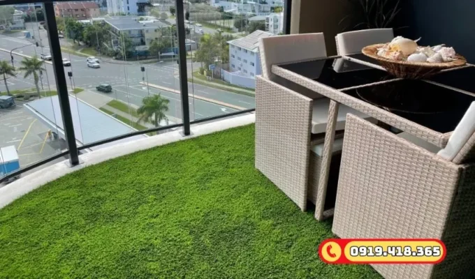 Ban công trải cỏ nhân tạo giúp giảm nhiệt độ, tạo cảm giác mát mẻ.