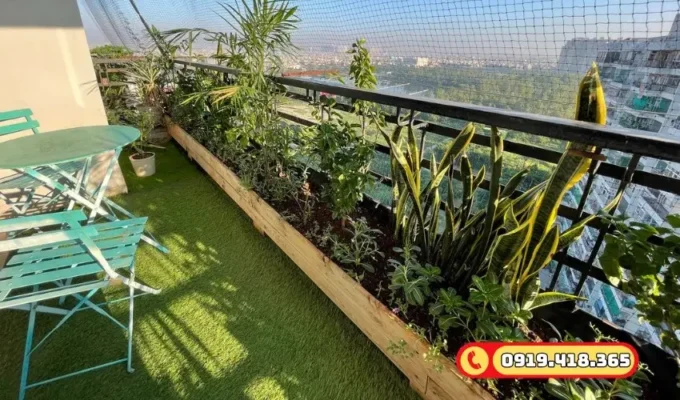 Trang trí ban công phong cách tropical với tường và sàn cỏ nhân tạo.