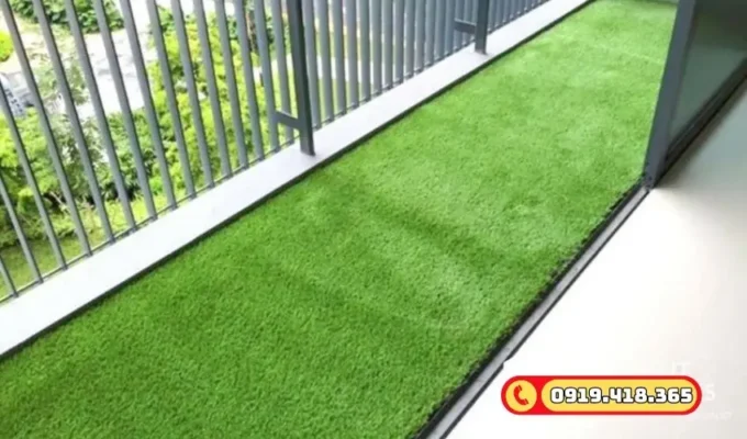 Ban công nhỏ hẹp vẫn đẹp ấn tượng với cỏ nhân tạo lót sàn.