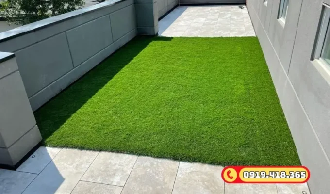 ỏ nhân tạo ban công chống thấm nước, bền màu dưới nắng mưa.