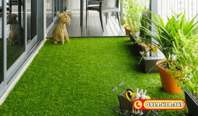 Lát cỏ nhân tạo ban công biến nơi đây thành khu vui chơi nhỏ cho bé