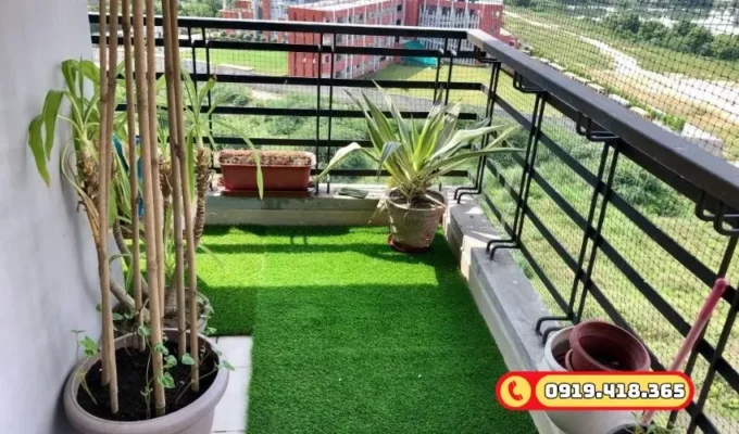 Biến ban công nhà phố thành khu vườn mini với cỏ nhân tạo.