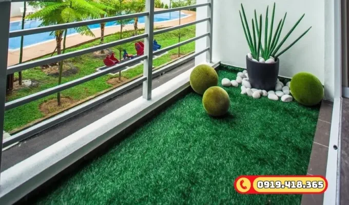 Ban công thêm gần gũi thiên nhiên với thảm cỏ nhân tạo xanh lá đậm.
