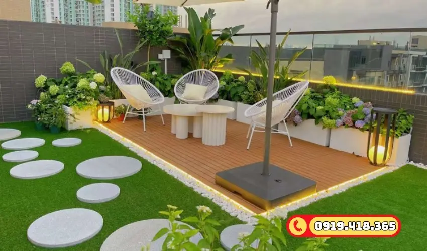 Không gian ban công đẹp như quán cà phê với thảm cỏ nhân tạo.