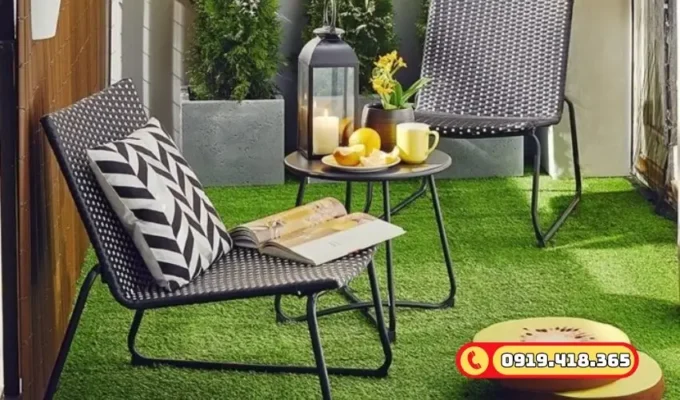 Trang trí ban công nhà phố bằng cỏ nhân tạo dễ thi công, gọn nhẹ.