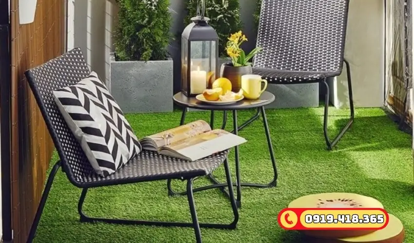 Trang trí ban công nhà phố bằng cỏ nhân tạo dễ thi công, gọn nhẹ.