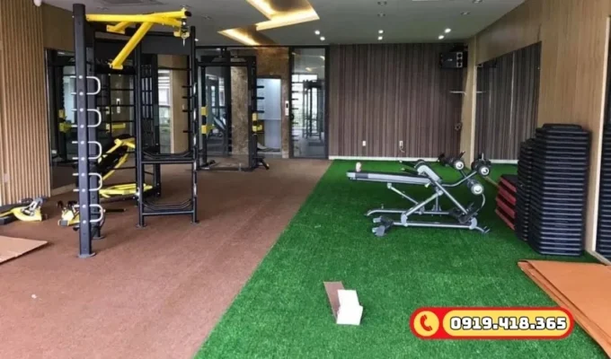 Bề mặt cỏ nhân tạo phòng GYM chống trầy xước, an toàn khi tập luyện.