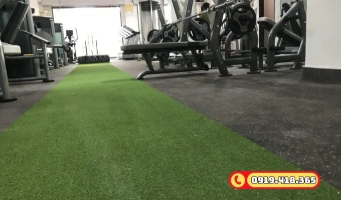 Thảm cỏ nhân tạo với đế cao su, tăng độ bền và đàn hồi tốt.