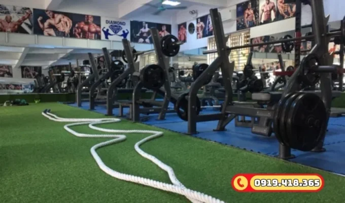 Cỏ nhân tạo phòng GYM không thấm nước, dễ lau chùi, vệ sinh.