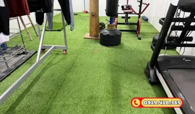 Thảm cỏ nhân tạo bền màu, luôn giữ màu xanh tươi mới cho phòng GYM.