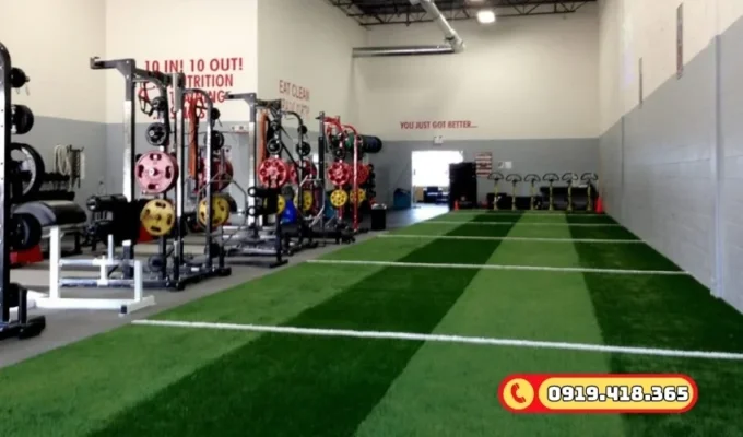 Cỏ nhân tạo với khả năng giảm rung tốt, phù hợp phòng GYM có nhiều thiết bị nặng.