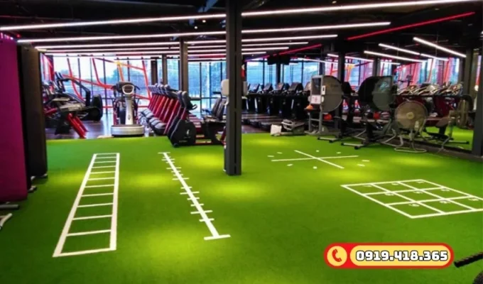 Cỏ nhân tạo mềm mại, giảm áp lực lên bàn chân khi luyện tập.