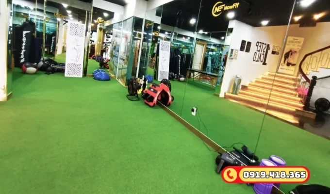 Cỏ nhân tạo màu sắc tự nhiên, phù hợp mọi phong cách thiết kế phòng GYM.